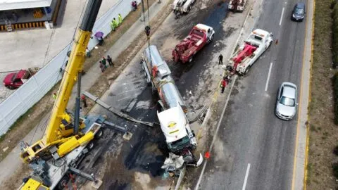 Volcadura de pipa provoca caos vial en la carretera federal Cárdenas, en Tabasco