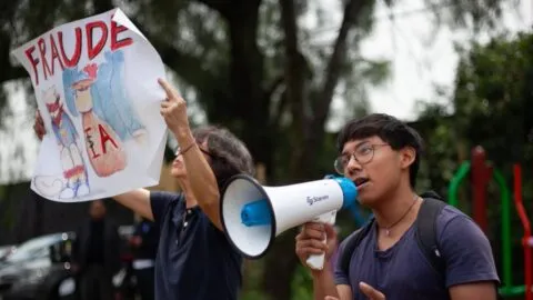 Aspirantes entregan pliego petitorio a la UNAM para exigir examen presencial