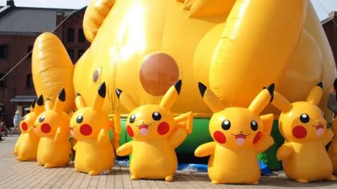 Pokémon GO celebra 10 años con un espectáculo de Mewtwo en Times Square; así fue el evento