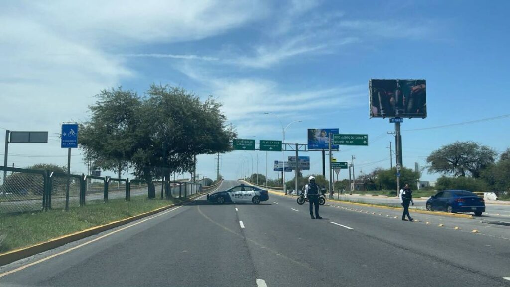 La Fiscalía de Guanajuato realizó diligencias tras la muerte de un policía de León en el distribuidor vial Juan Pablo II.
