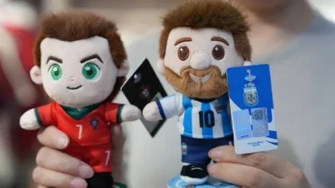 Quién fabrica los balones y souvenirs del Mundial: la historia detrás de un negocio global