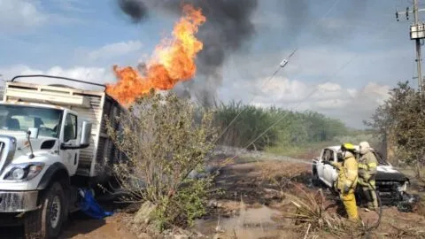 Incendio en ducto de Pemex consume 2 vehículos en Jalisco; investigan posible extracción ilegal