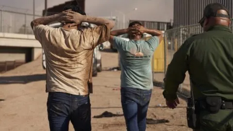 Gobierno de Trump no podrá retener a migrantes más de 90 días sin audiencia de fianza 