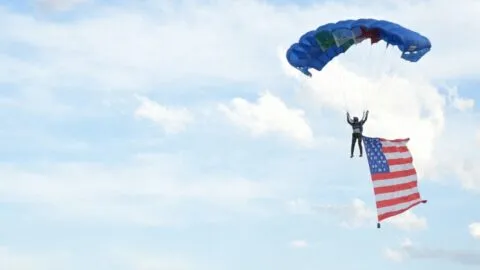 Paracaidista cae durante ceremonia por la Independencia de Estados Unidos: VIDEO