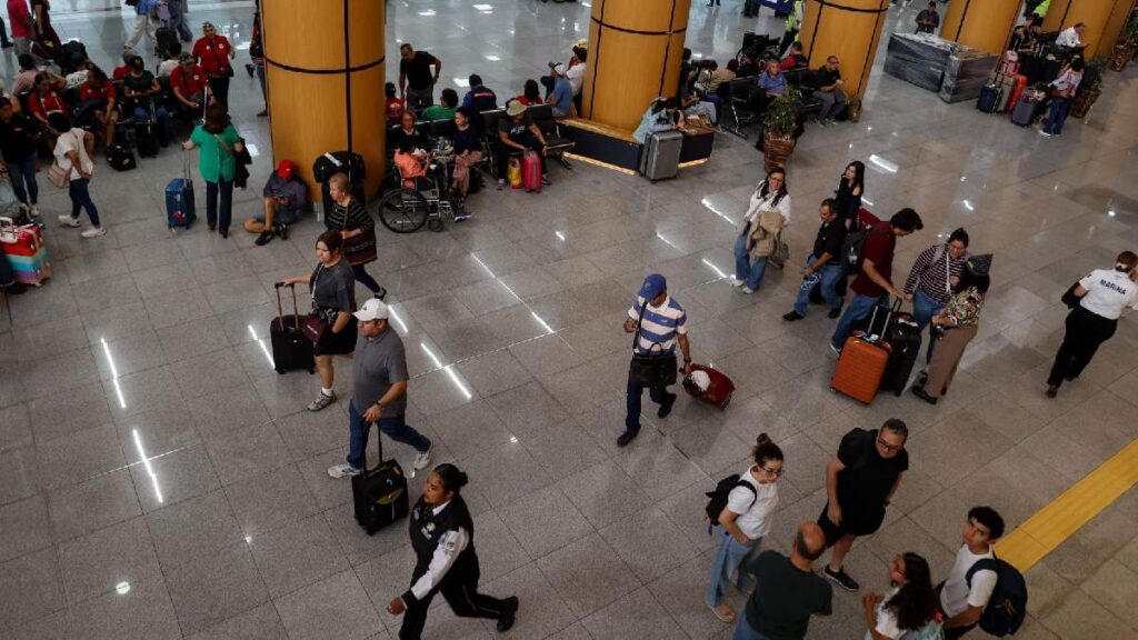 pelea-terminal-2-aicm-pasajeros-bajados-vuelo-aeromexico