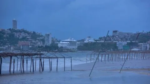 Tres zonas de baja presión amenazan con convertirse en ciclones esta semana; estos estados están bajo vigilancia