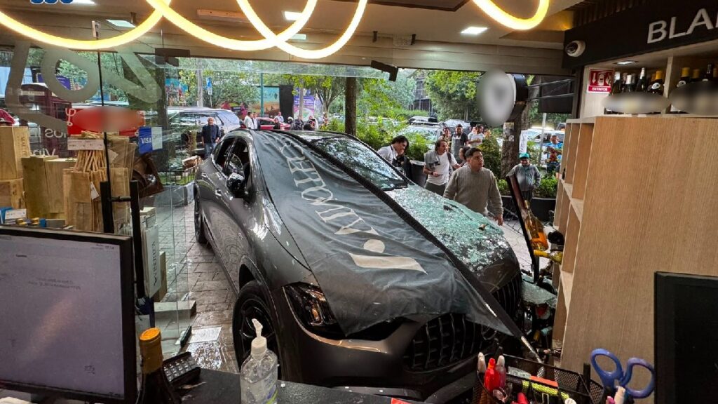 Camioneta irrumpe en tienda de vinos de Lomas de Chapultepec. Foto: SSC