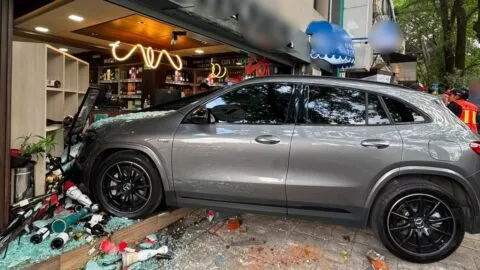 Mujer de 72 años choca y termina con su camioneta dentro de una tienda de vinos en CDMX