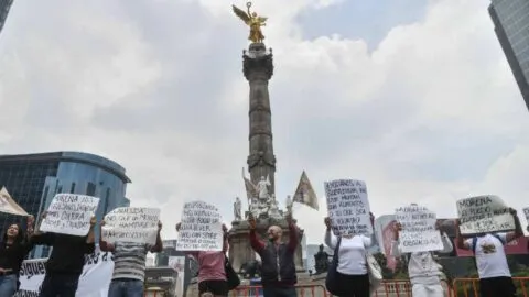 Colectivos protestan por desaparecidos cerca del Ángel antes del México-Inglaterra