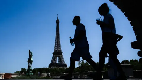 Ola de calor obliga al cierre anticipado de la Torre Eiffel y otros museos de París