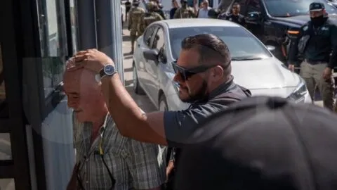 Ernesto Ruffo Appel llega a la FGR en Tijuana; prevén traslado a CDMX