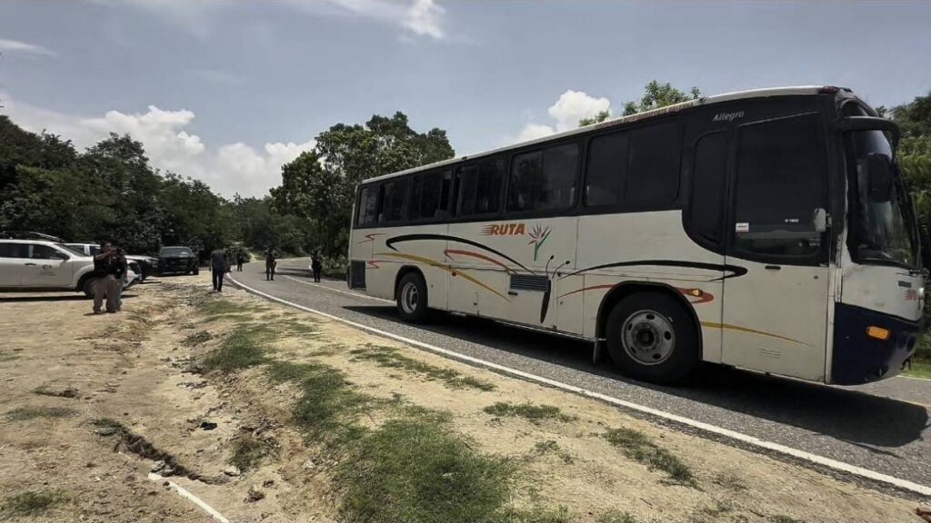 Familias desplazadas regresan a Michoacán.