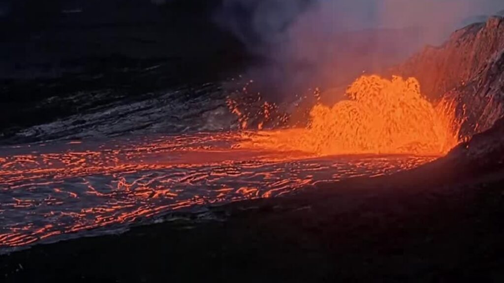 El volcán Kilauea comenzó actividad arrojando lava desde una fuente en forma de domo, mientras se espera otro episodio en próximos días.