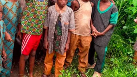 Rescatan a decenas de estudiantes y maestros secuestrados en mayo pasado en Nigeria