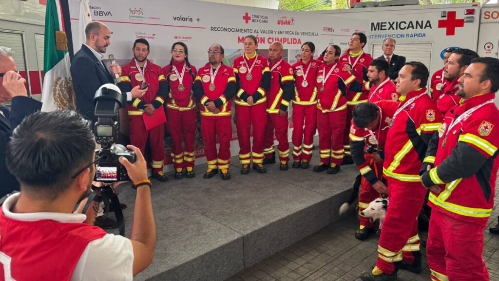 Condecoran a rescatistas tras misión en Venezuela