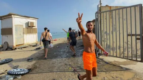 Migrantes marroquíes celebran su llegada a Ceuta, España; nueve murieron durante el intento