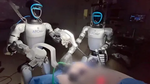 ¡El futuro ya está aquí! Cirujanos usan robots humanoides por primera vez en una operación