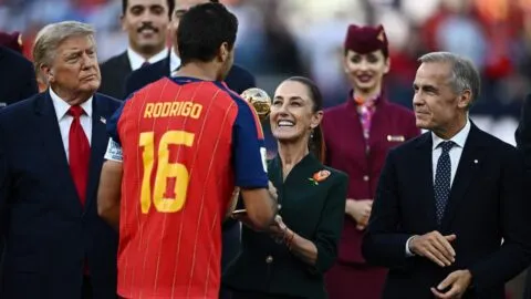 Claudia Sheinbaum entrega el Balón de Oro del Mundial en la ceremonia de premiación