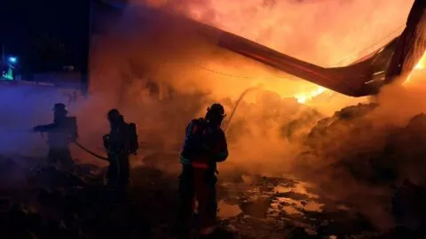 Se incendia bodega de reciclaje en Puebla; evacúan viviendas cercanas