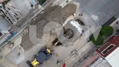Enorme socavón pone en alerta a vecinos de Nezahualcóyotl