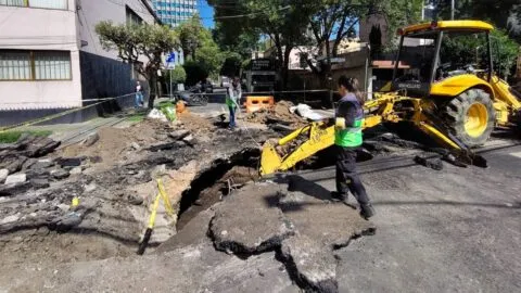 Obras por socavón terminan en fuga de gas y cierre vial en Álvaro Obregón; dejan enorme hueco