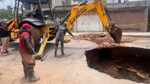 Aparece gigantesco socavón en Neza de más de 5 metros: imágenes