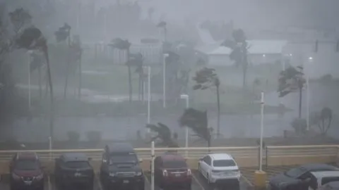 Supertifón Bavi ya deja daños en la isla de Rota, apenas horas después de tocar tierra