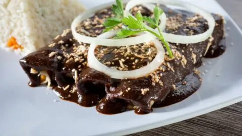Tacos moros; aprende a preparar esta receta con queso panela y mole negro
