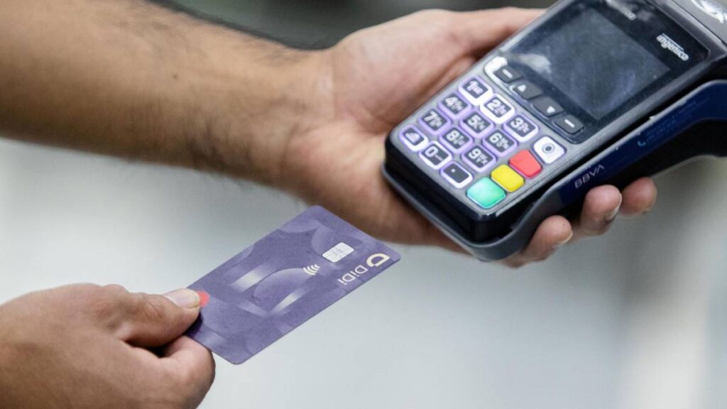 Aclaran que el SAT no fiscaliza cada pago con tarjeta, sino que puede identificar inconsistencias entre ingresos declarados y nivel de gasto.