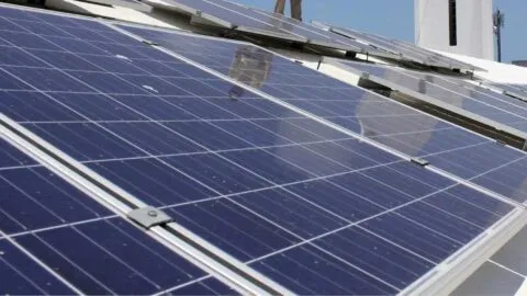 ¿Quiénes pueden solicitar el programa Techos Solares del Bienestar y qué requisitos necesitan?