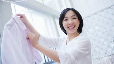 ¿Ropa húmeda en casa? Así funciona la técnica japonesa del tendido arcoíris