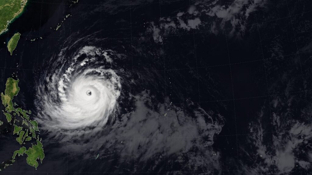 Tifón Bavi capturado por la NASA el 8 de julio.