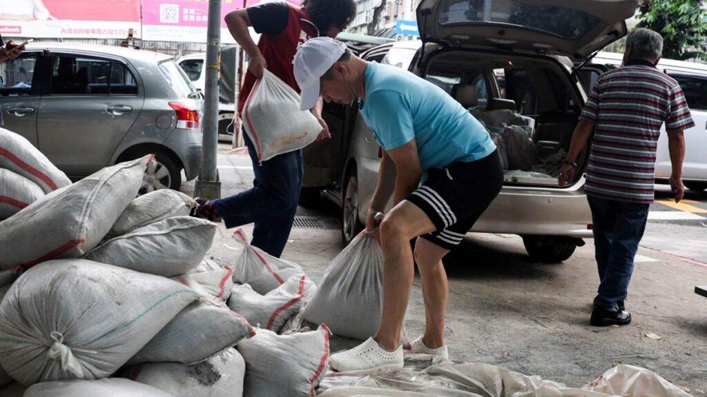 Tifón Bavi obliga a desalojar a más de mil personas en Taiwán