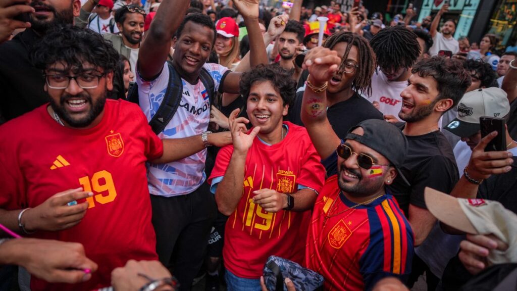 Hinchas españoles en Times Square en Nueva York.