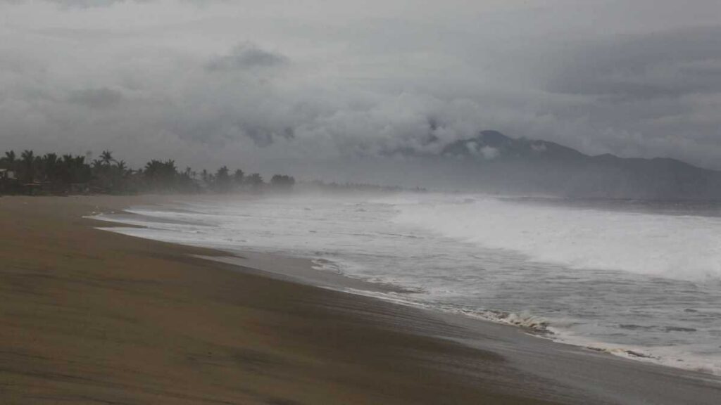 Tormenta tropical Genevieve avanza sobre el Pacífico