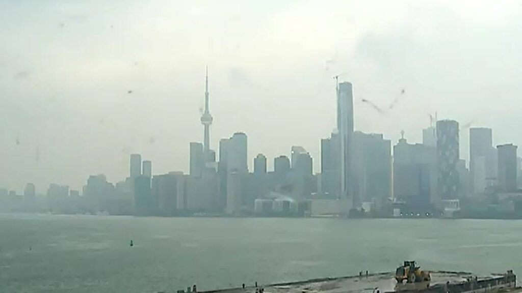 El humo de incendios forestales cubrió Toronto y provocó alertas por mala calidad del aire en Canadá y EE. UU.