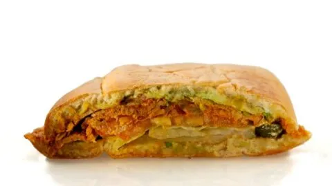 Una torta más mexicana no existe: prepara esta receta con chile relleno: video