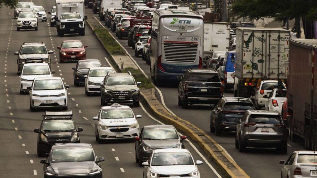 Vecinos de Ciudad Satélite en Naucalpan protestaron contra la instalación de parquímetros y generaron caos vial.