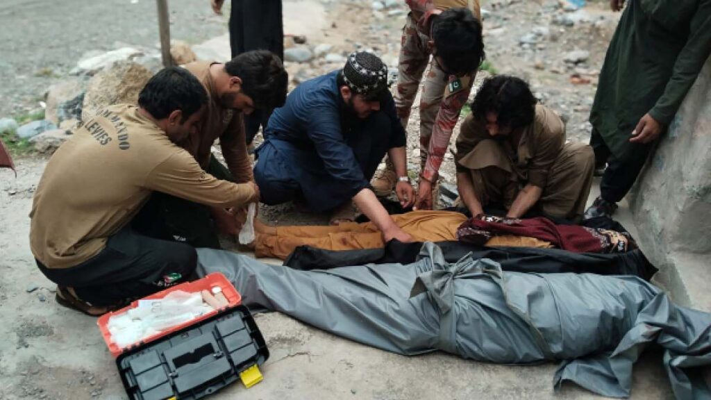 Tragedia en Pakistán: autobús cae en barranco y deja 40 muertos y ocho heridos