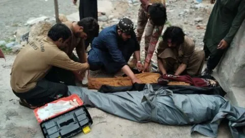 Tragedia en Pakistán: autobús cae en barranco y deja 40 muertos y ocho heridos