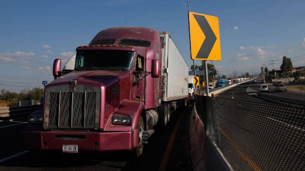 trailero-embiste-vehiculo-para-escapar-de-un-presunto-asalto-en-la-autopista-puebla-orizaba-todo-quedo-grabado