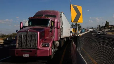 Trailero embiste vehículo para escapar de un presunto asalto en la autopista Puebla-Orizaba; todo quedó grabado