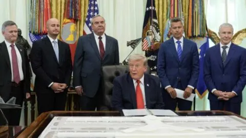 “Vamos a golpearlos muy fuerte”: Trump advierte represalia contra Irán tras ataque