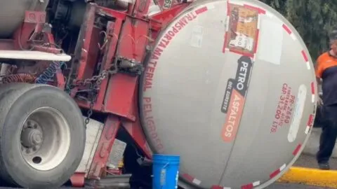 Vuelca tráiler con diésel en la México-Querétaro; hay cierre y largas filas