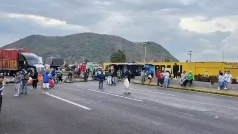 Padres bloquean la autopista México-Puebla tras operativo en escuela de Ixtapaluca