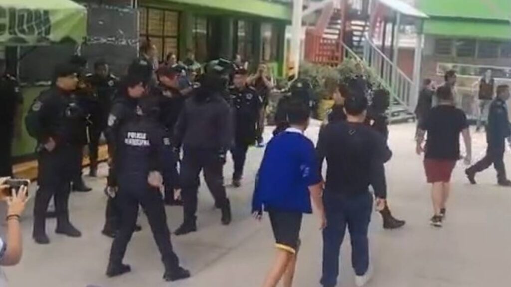 Policías al interior de escuela.