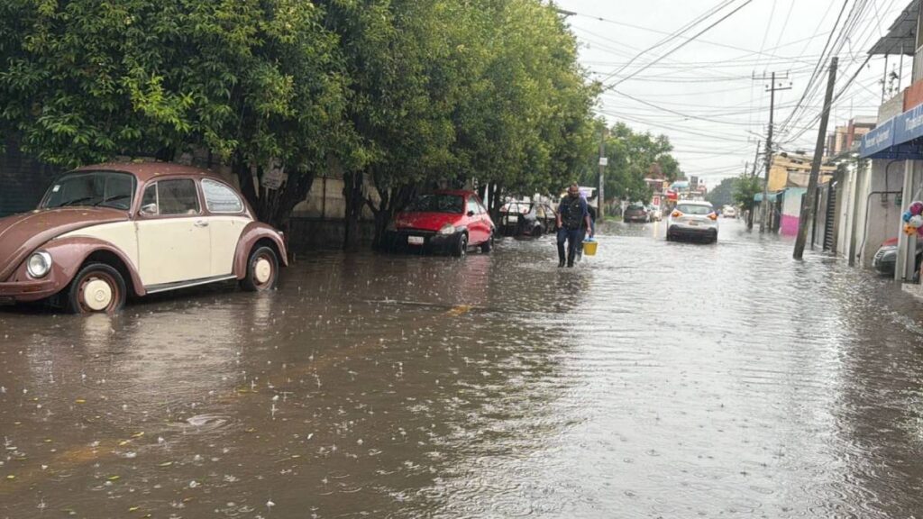 Lluvias dejaron inundaciones en Tlalnepantla, Tultepec y Coacalco.