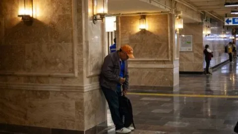 Vandalizan estaciones Bellas Artes e Hidalgo del Metro de CDMX; rompen famosos candelabros