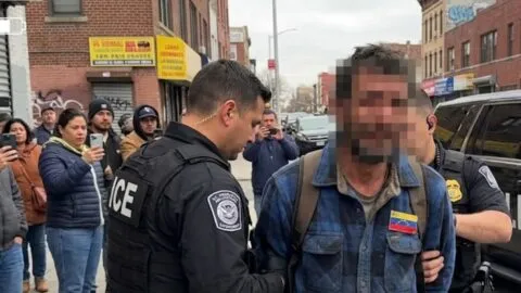 Venezolano esperaba asilo desde hace seis años y terminó arrestado por ICE: todo quedó grabado