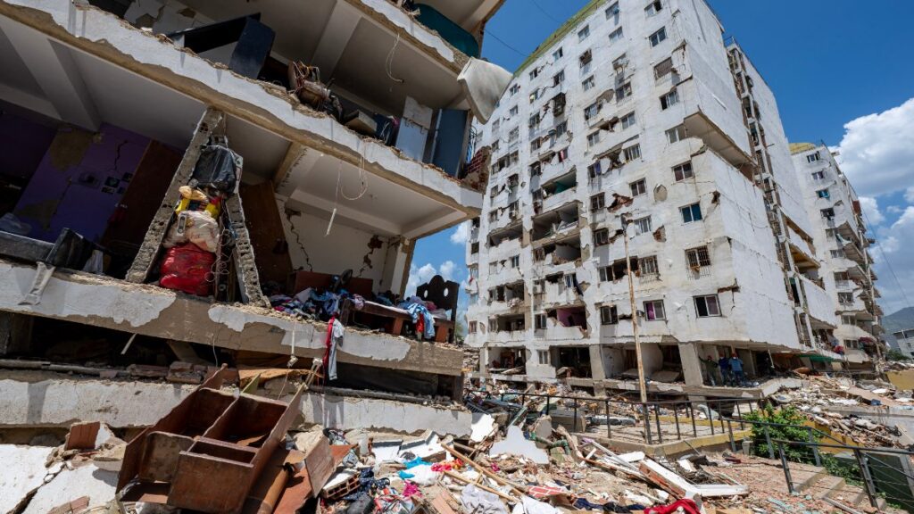 Edificio dañado con escombros en el barrio Playa Grande, estado La Guaira, Venezuela.